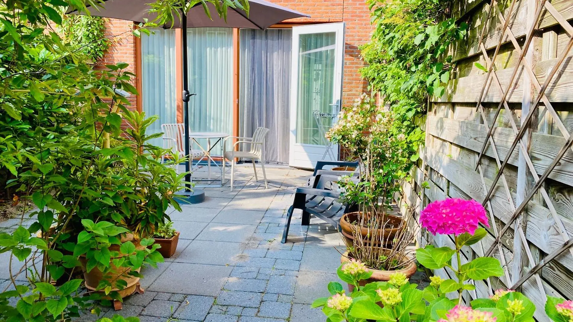 Private Studio With Free Car Parking location