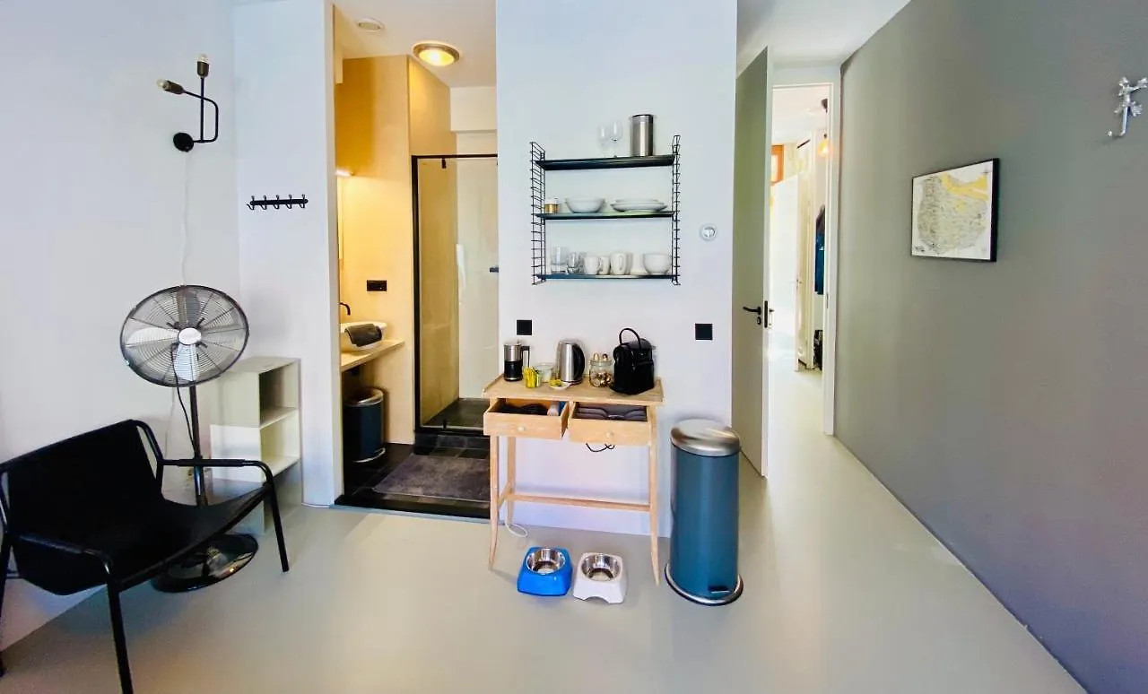 Private Studio With Free Car Parking Amsterdam 2*,