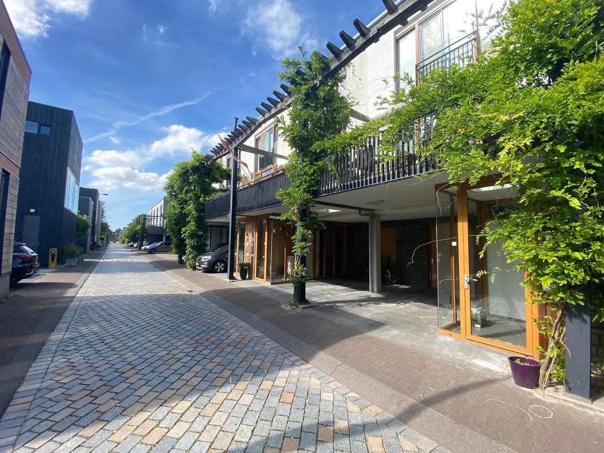 Private Studio With Free Car Parking Amsterdam 2*,